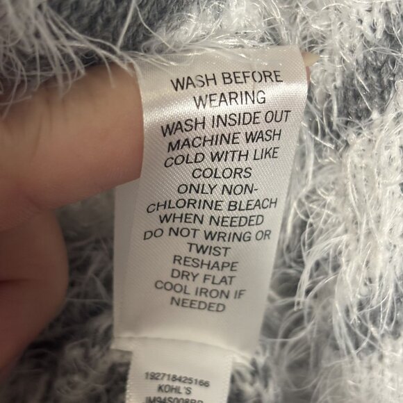 Houndstooth Fuzzy Sweater By Mudd Gray & White Soft Knit Pullover Size Small - Picture 6 of 7